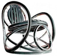 Cadeira feita rodas metalicas